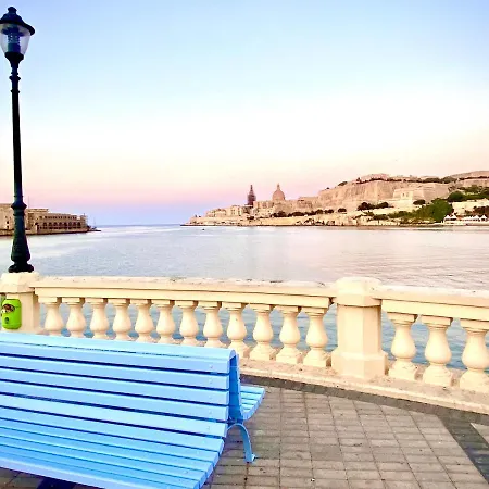 Central- Private En-suite With Balcony In Shared Homestay *