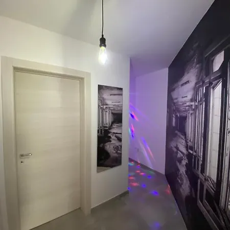 Central- Private En-suite With Balcony In Shared *