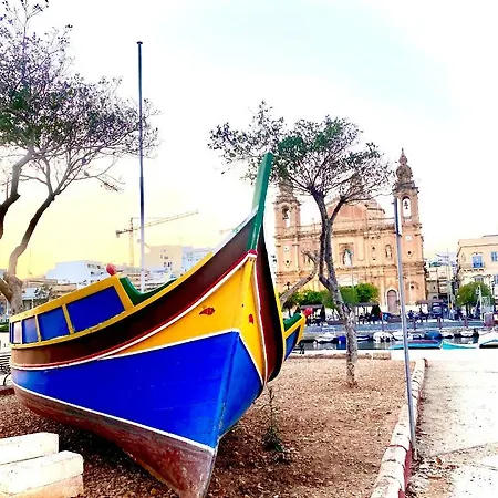 Central- Private En-suite With Balcony In Shared Pieta