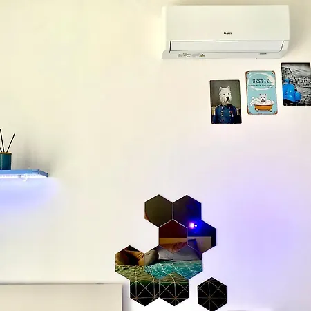 Central- Private En-suite With Balcony In Shared Homestay