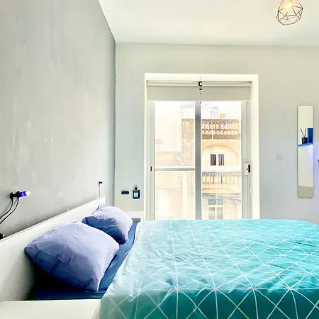 Central- Private En-suite With Balcony In Shared