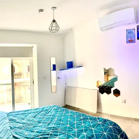 Central- Private En-suite With Balcony In Shared