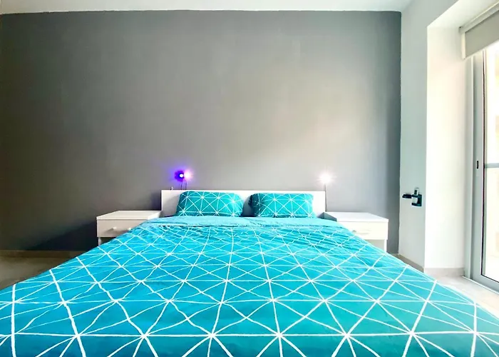 Central- Private En-suite With Balcony In Shared * Pietà