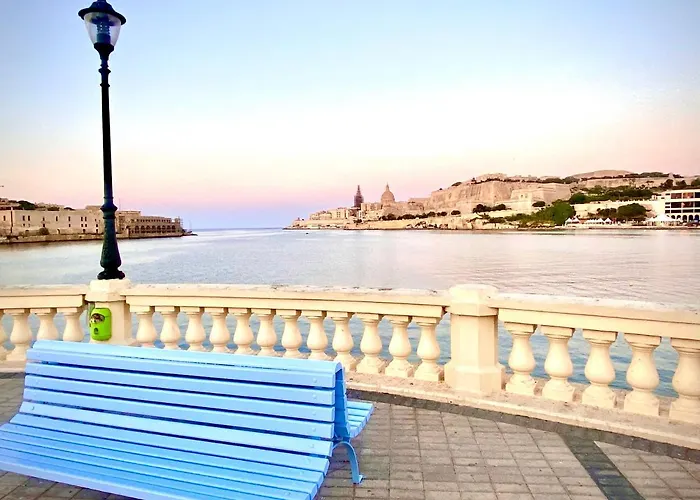 Central- Private En-suite With Balcony In Shared Gazde/Camere de închiriat *