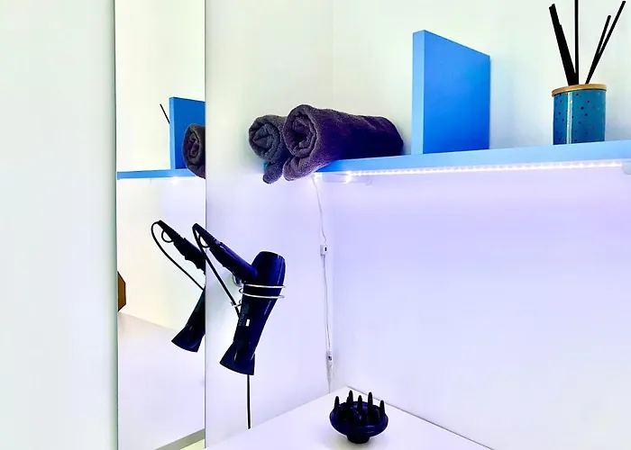 Gazde/Camere de închiriat Central- Private En-suite With Balcony In Shared *