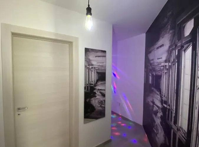 Central- Private En-suite With Balcony In Shared *