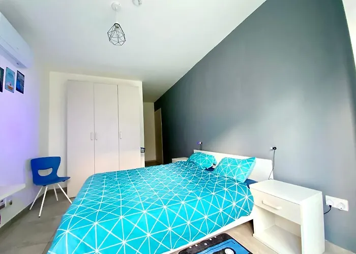 Central- Private En-suite With Balcony In Shared Gazde/Camere de închiriat *