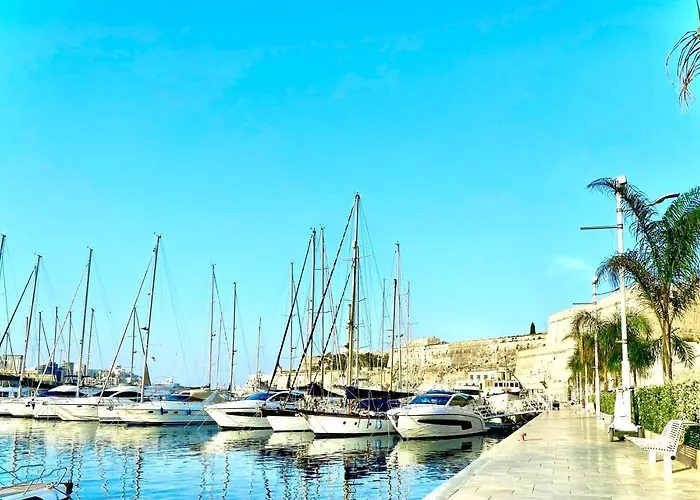 Central- Private En-suite With Balcony In Shared Gazde/Camere de închiriat *