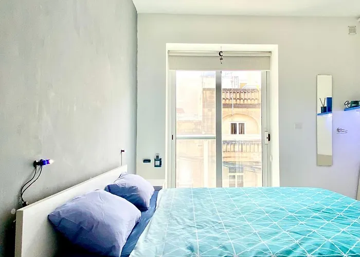 Central- Private En-suite With Balcony In Shared