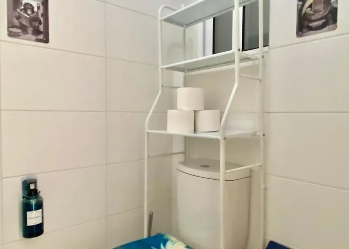 Gazde/Camere de închiriat Central- Private En-suite With Balcony In Shared