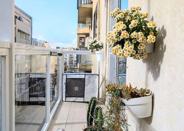 Central- Private En-suite With Balcony In Shared Gazde/Camere de închiriat